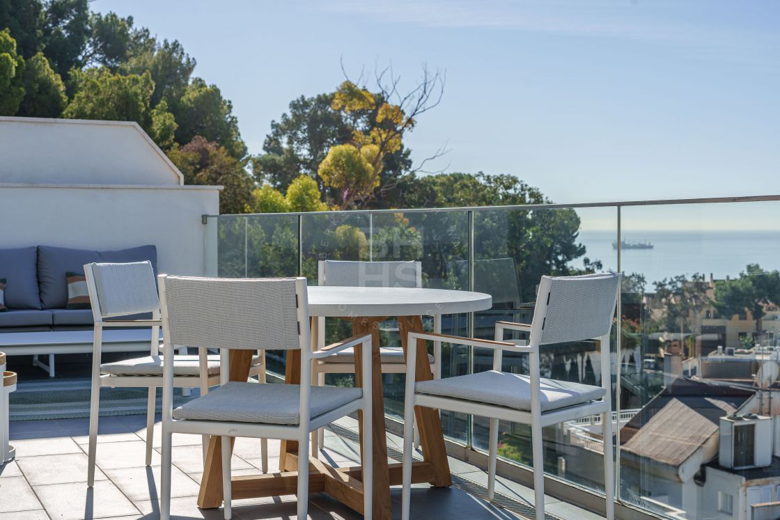 Brand new second-floor apartment in a modern residential complex situated in an exclusive area of El Limonar
