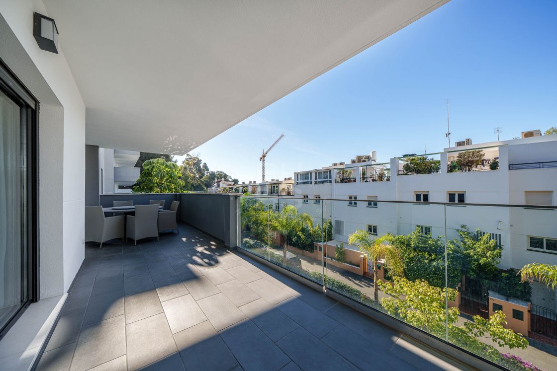 Brand new second-floor apartment in a modern residential complex situated in an exclusive area of El Limonar