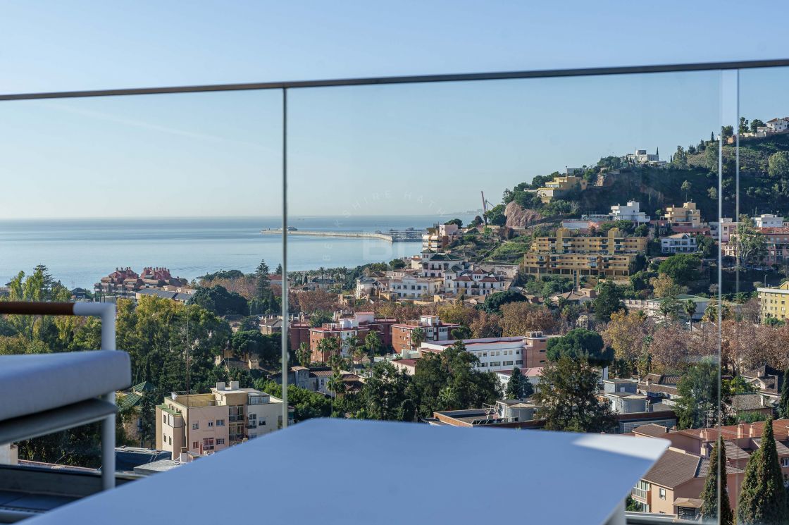 Brand new second-floor apartment in a modern residential complex situated in an exclusive area of El Limonar