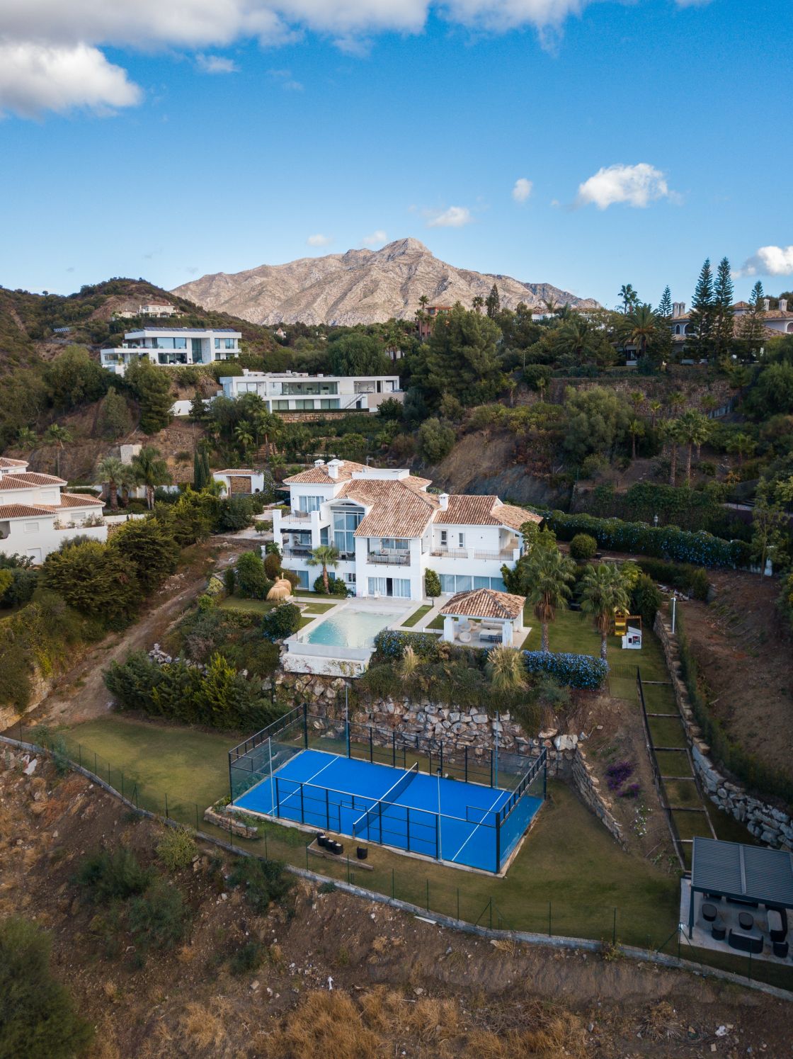 Impressive estate with private tennis court in El Madroñal
