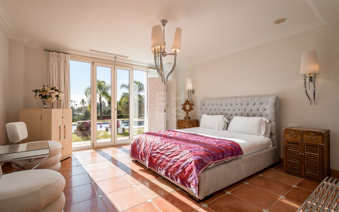Imposing villa on a large plot with stunning sea views at the top of Marbella Hill Club, Golden Mile, Marbella.
