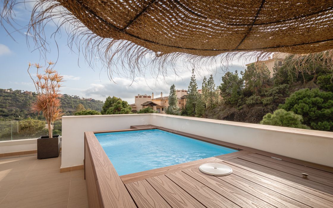 Beautifully presented 3 bedroom duplex penthouse with astonishing views towards the mountains and surrounding greenery in Benahavis