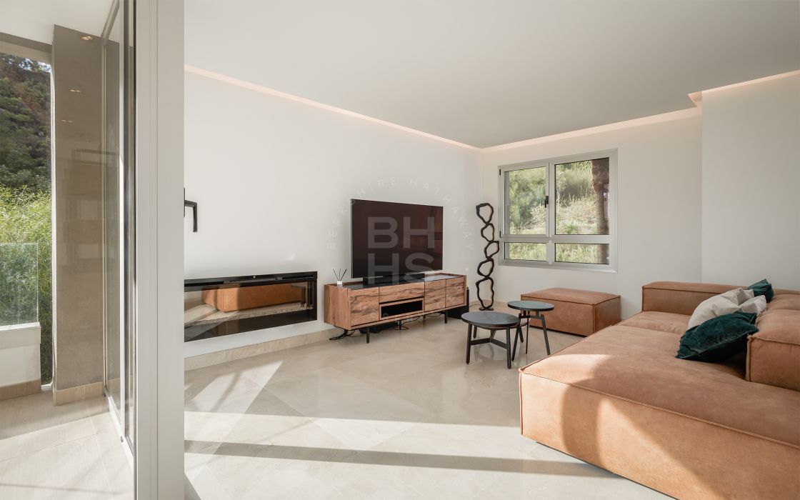 Beautifully presented 3 bedroom duplex penthouse with astonishing views towards the mountains and surrounding greenery in Benahavis