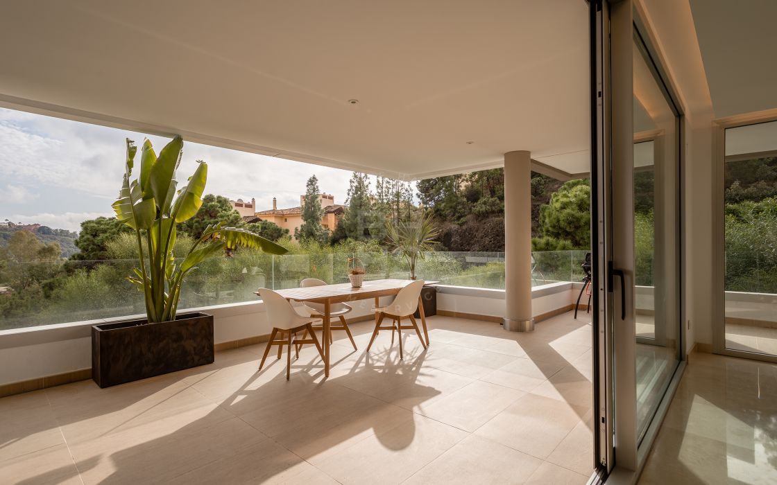 Beautifully presented 3 bedroom duplex penthouse with astonishing views towards the mountains and surrounding greenery in Benahavis