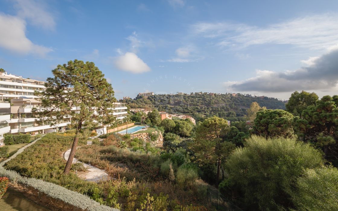 Beautifully presented 3 bedroom duplex penthouse with astonishing views towards the mountains and surrounding greenery in Benahavis
