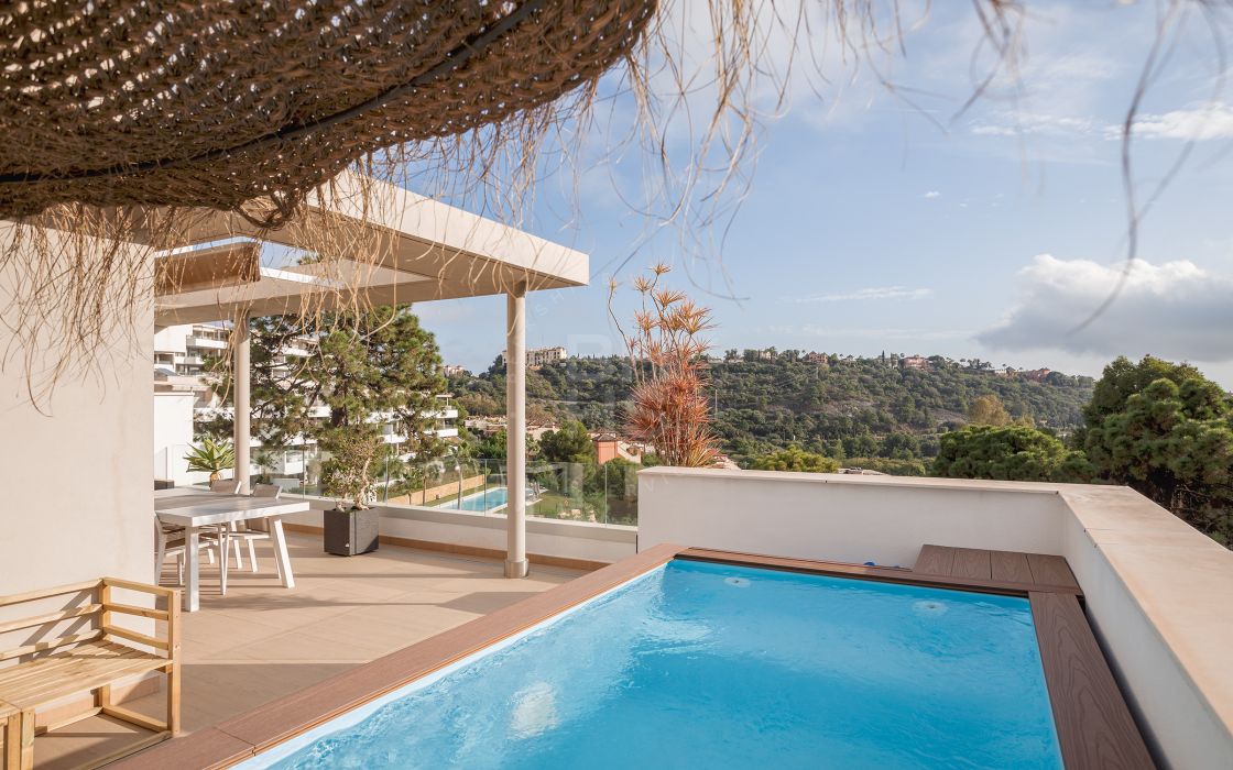 Beautifully presented 3 bedroom duplex penthouse with astonishing views towards the mountains and surrounding greenery in Benahavis