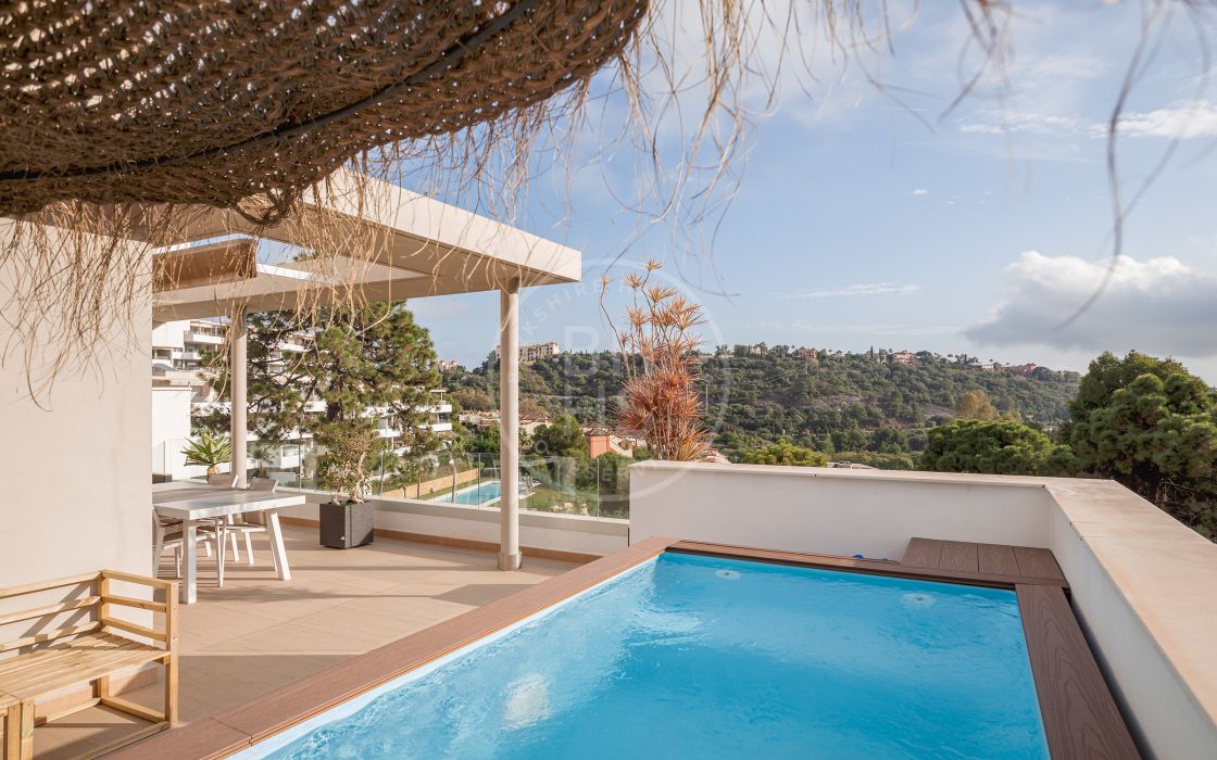 Beautifully presented 3 bedroom duplex penthouse with astonishing views towards the mountains and surrounding greenery in Benahavis
