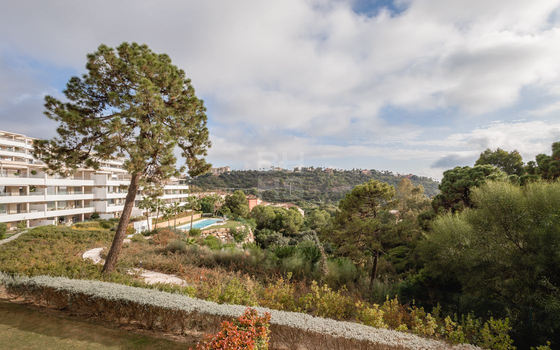 Beautifully presented 3 bedroom duplex penthouse with astonishing views towards the mountains and surrounding greenery in Benahavis