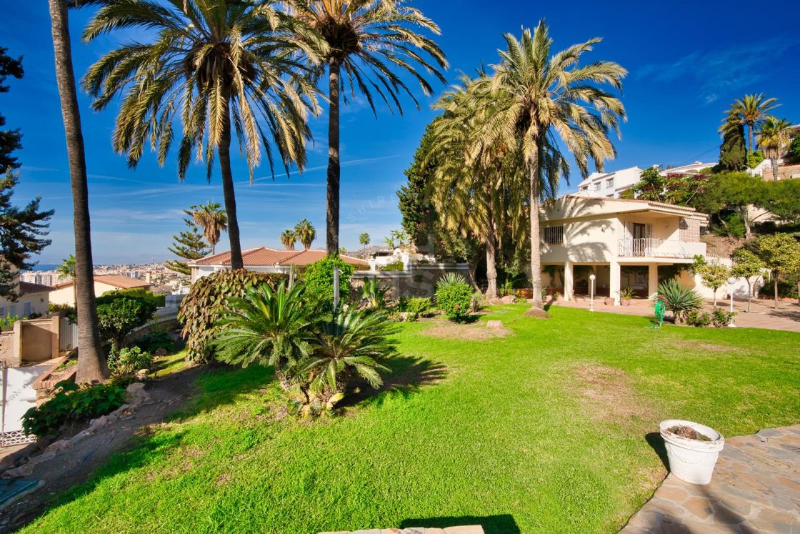 Opulent family villa with independent guest house and sea views in Rincon de la Victoria