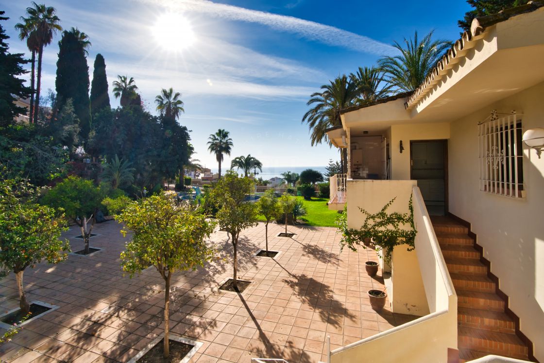 Opulent family villa with independent guest house and sea views in Rincon de la Victoria