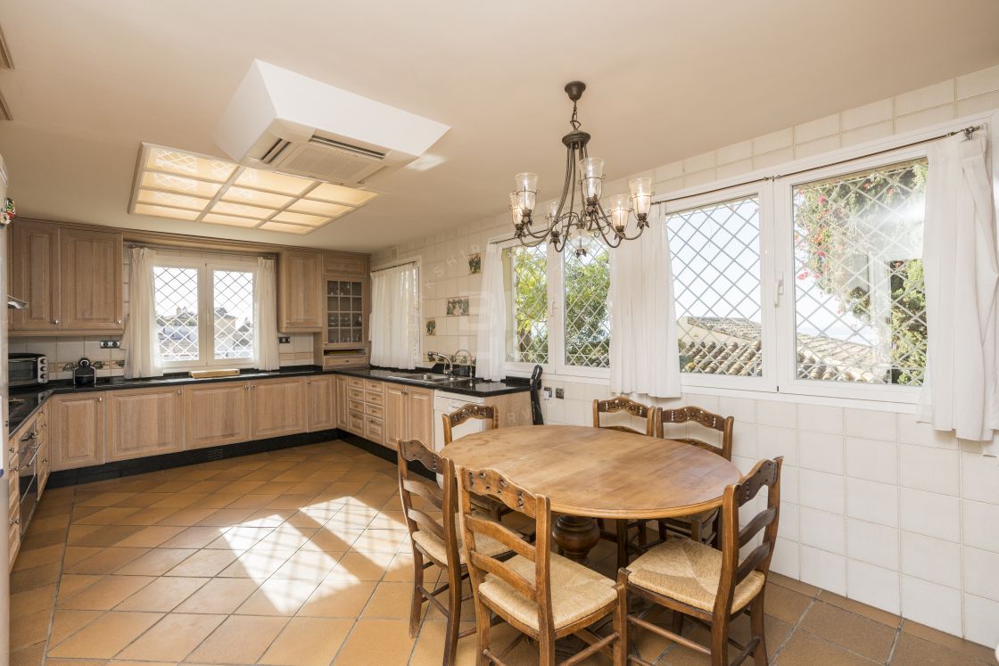 Opulent family villa with independent guest house and sea views in Rincon de la Victoria