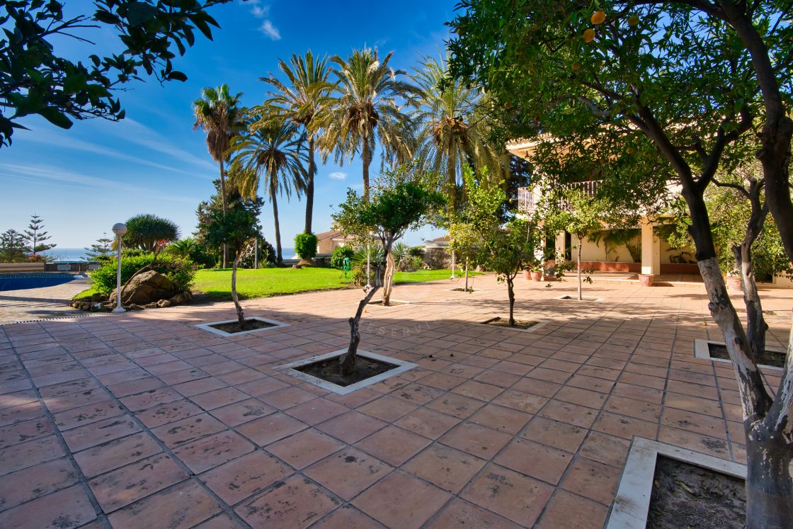 Opulent family villa with independent guest house and sea views in Rincon de la Victoria