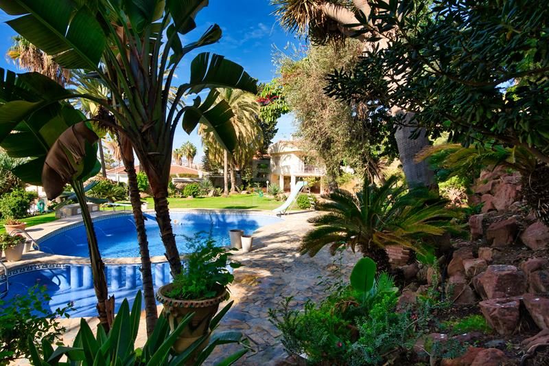 Opulent family villa with independent guest house and sea views in Rincon de la Victoria