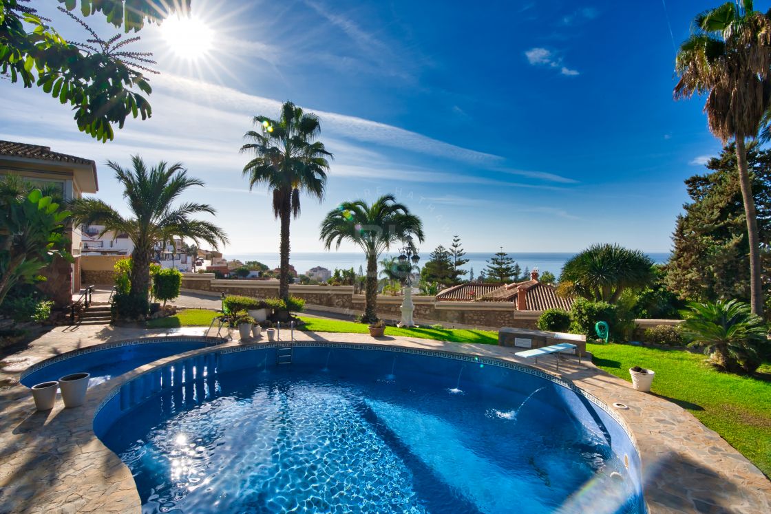 Opulent family villa with independent guest house and sea views in Rincon de la Victoria