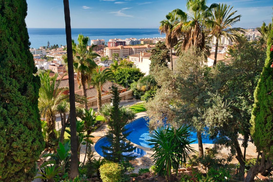 Opulent family villa with independent guest house and sea views in Rincon de la Victoria