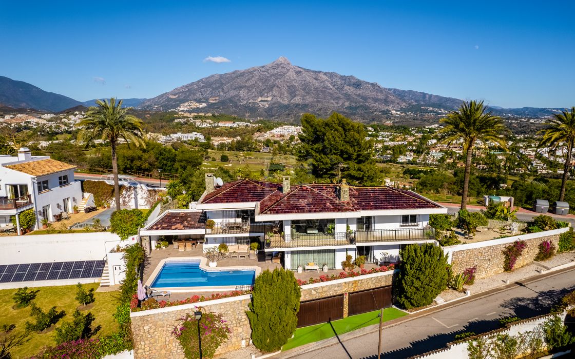 Turnkey luxury villa in a convenient location in Nueva Andalucía, walking distance to all amenities and Puerto Banús