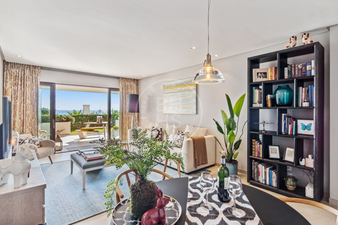 Select ground-floor apartment in a new project of nine beachfront residences in Estepona