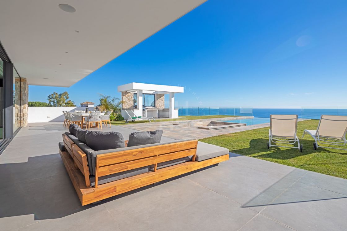 Contemporary luxury villa with panoramic sea views in Benalmadena