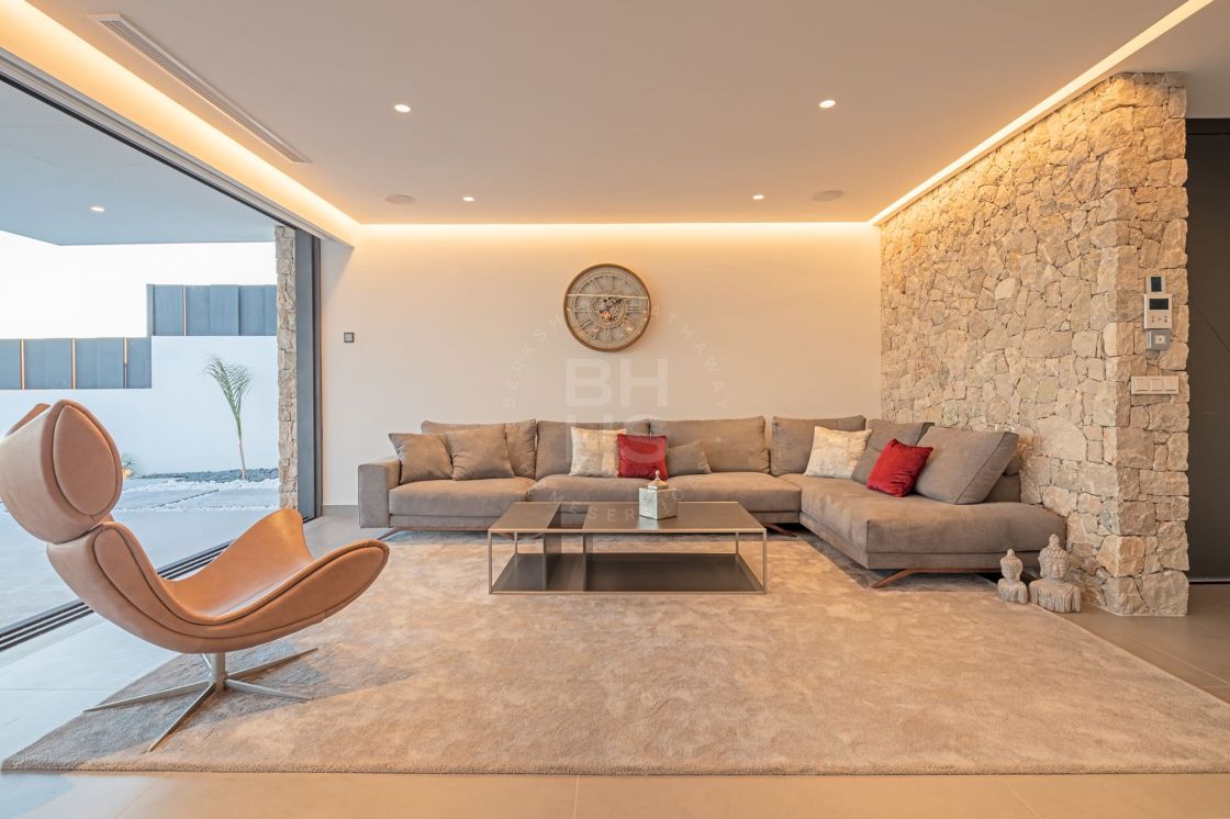 Contemporary luxury villa with panoramic sea views in Benalmadena