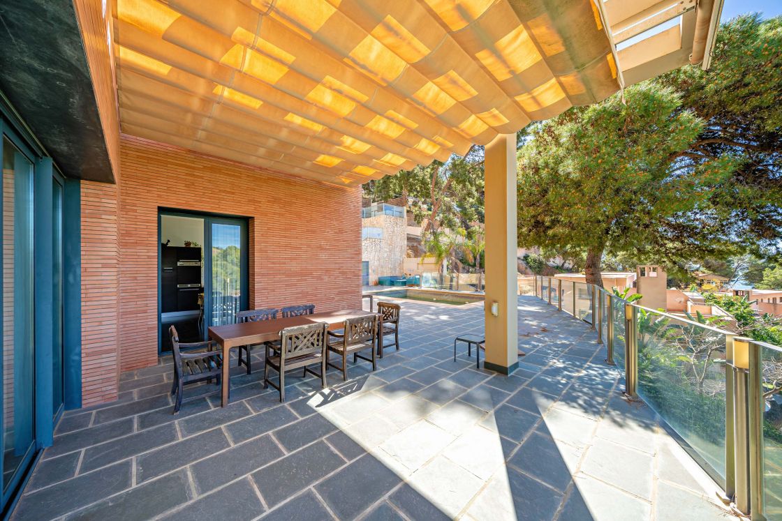 State-of-the art villa with sea views situated in a tranquil cul-de-sac in Eastern Malaga