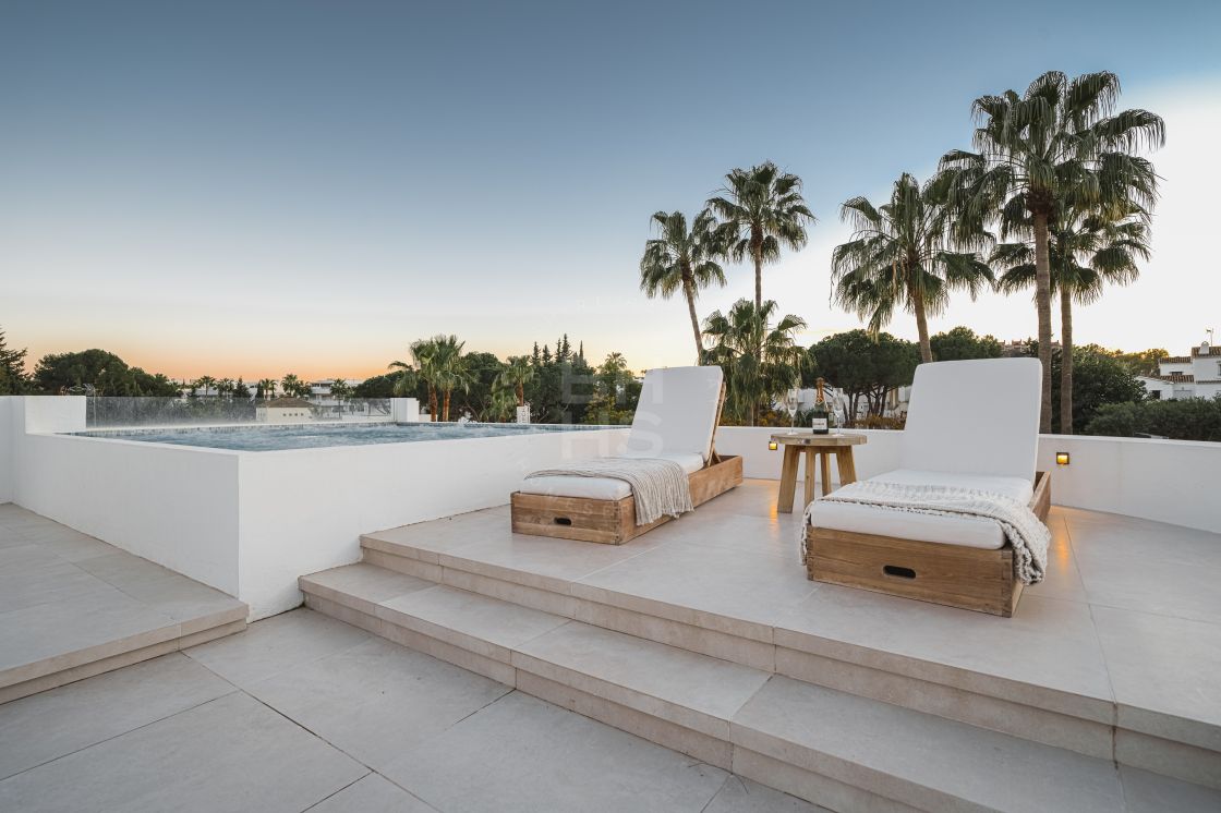 Villa totalmente reformada con orientación sur y vistas al mar en el Valle del Golf de Nueva Andalucía