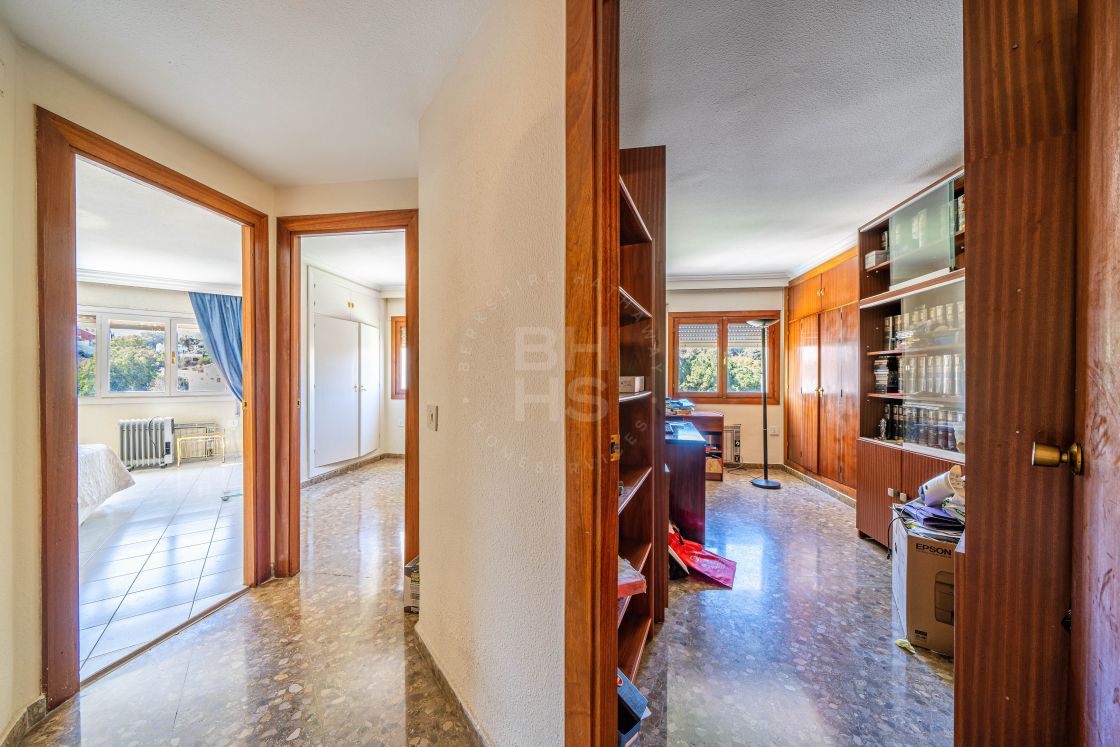Spacious 4-bedroom apartment situated near the beach in El Limonar