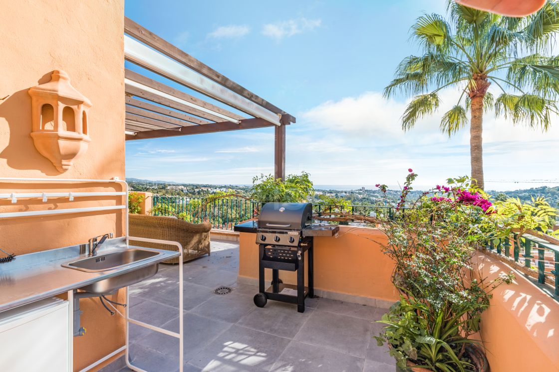 Fully renovated penthouse with breathtaking views over the Golf Valley and the Mediterranean Sea