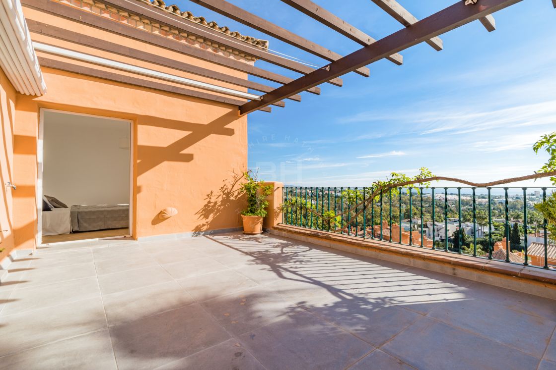 Fully renovated penthouse with breathtaking views over the Golf Valley and the Mediterranean Sea