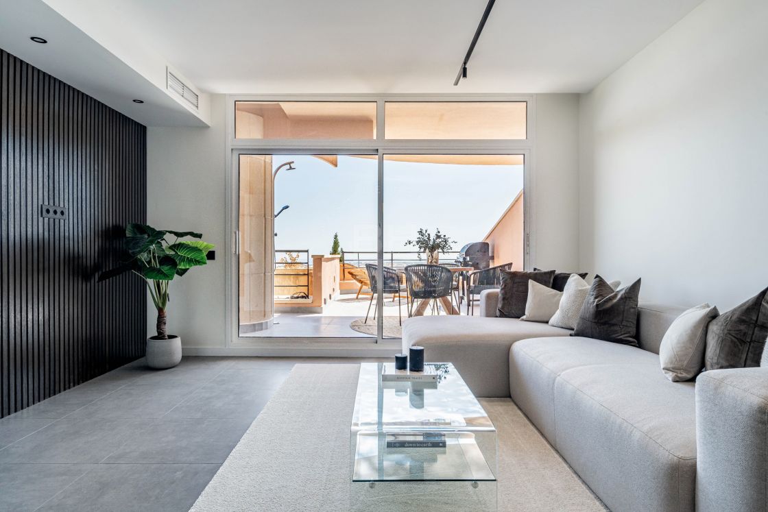 Contemporary apartment with incredible panoramic views in Magna Marbella, Nueva Andalucía