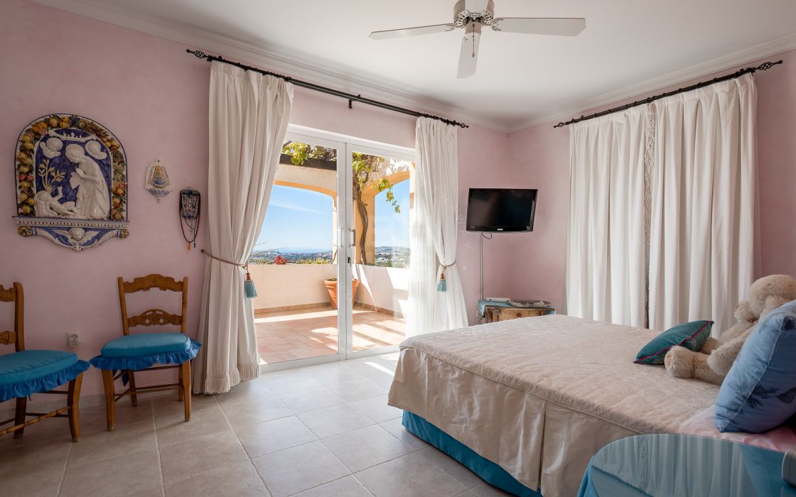 Charming Mediterranean-style villa with panoramic sea views in La Cerquilla, Nueva Andalucía