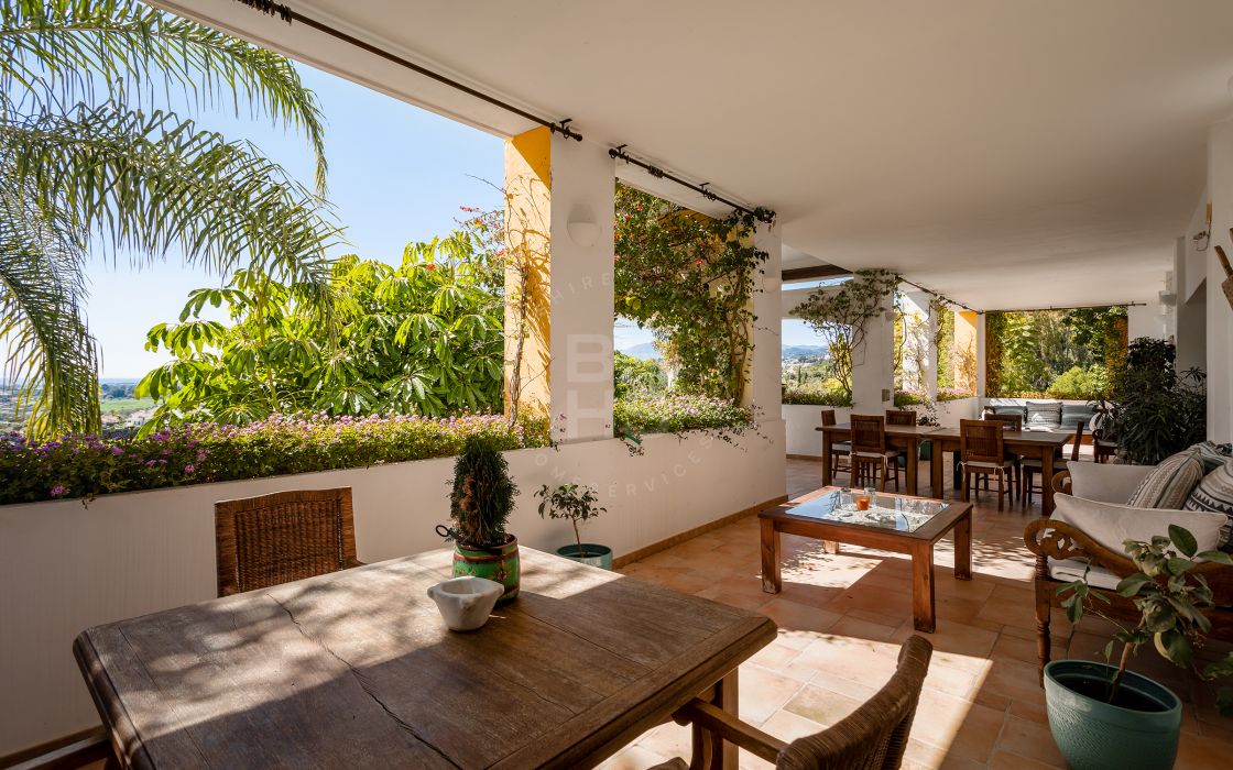 Charming Mediterranean-style villa with panoramic sea views in La Cerquilla, Nueva Andalucía