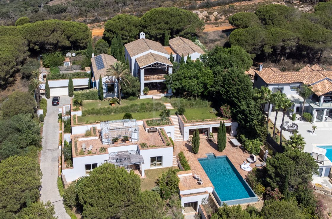Spectacular villa surrounded by a pine forest and offering sea and golf views in Sotogrande