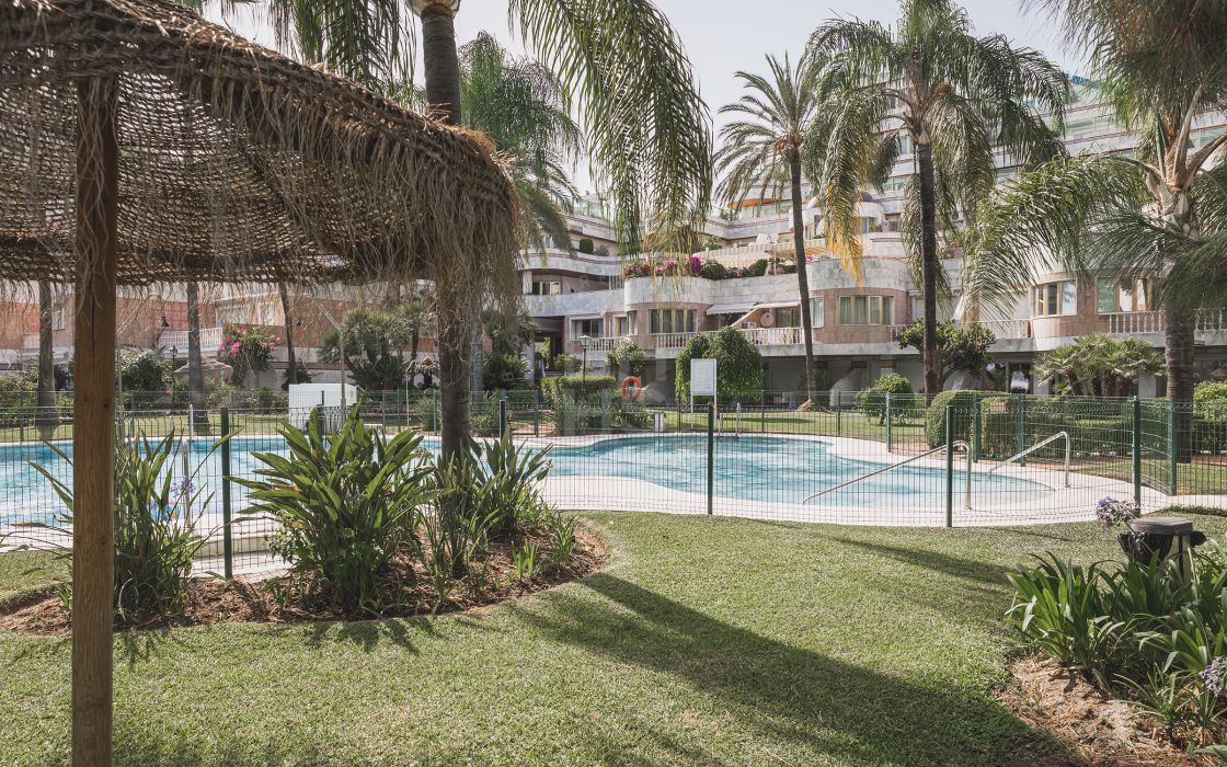 Investment opportunity - Set of four beachfront apartments in one of the most sought-after complexes in Puerto Banús