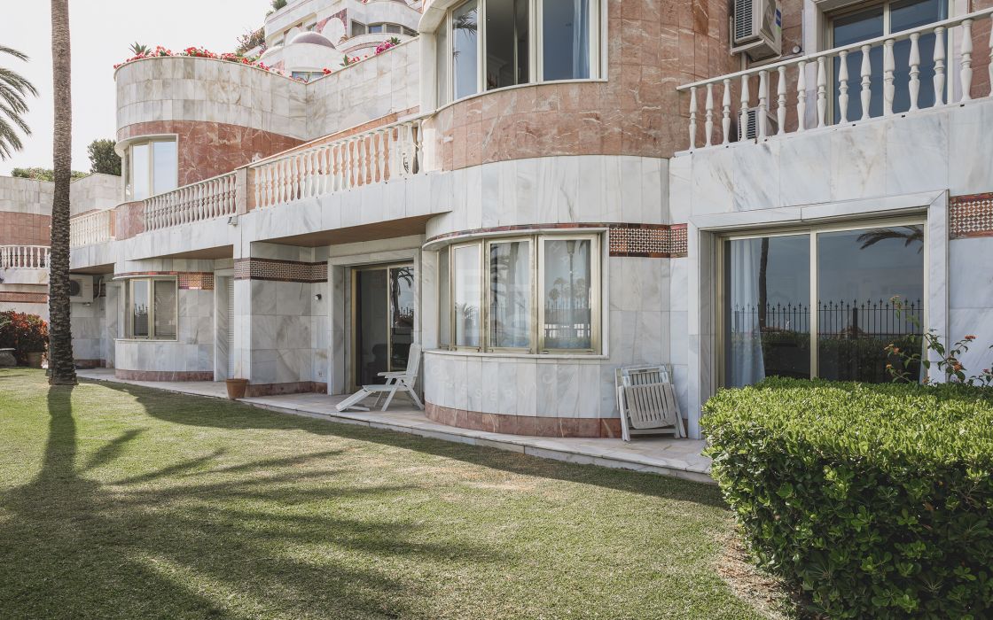 Investment opportunity - Set of four beachfront apartments in one of the most sought-after complexes in Puerto Banús