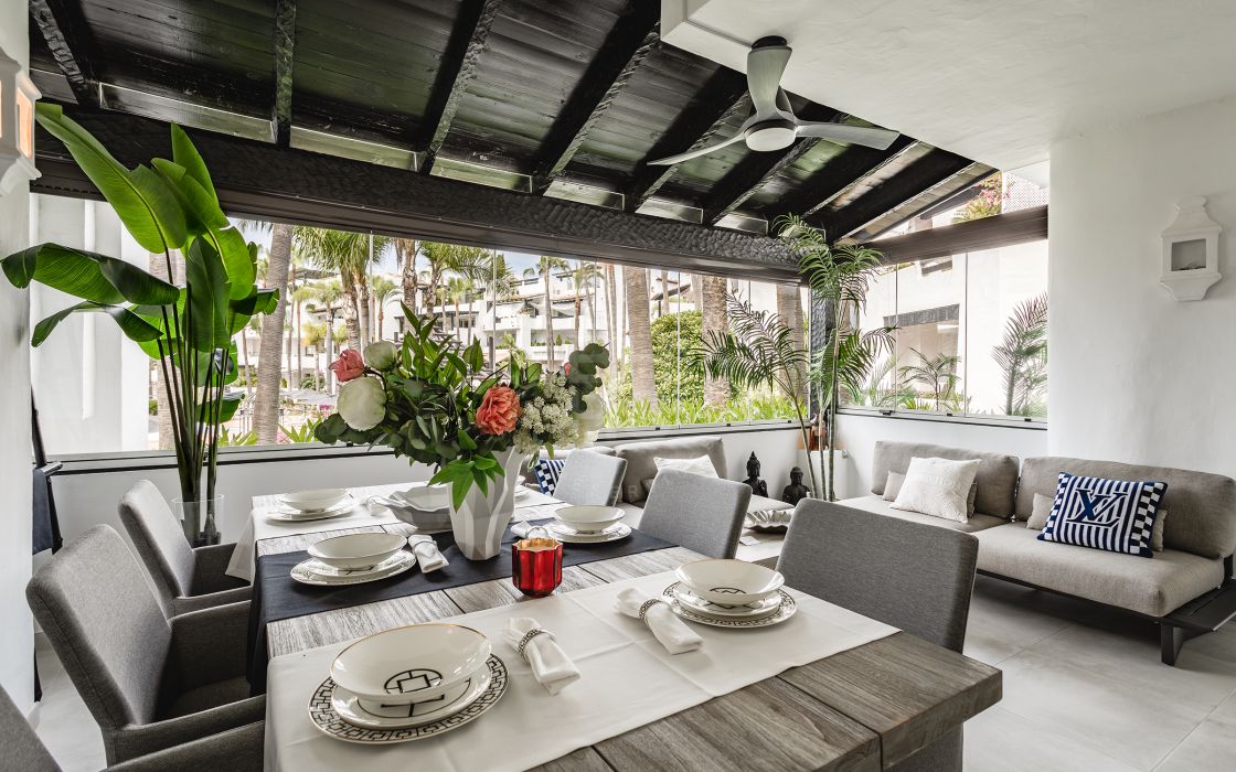 Fully renovated southwest-facing apartment in beachfront complex: Japanese Gardens, Marina de Puente Romano