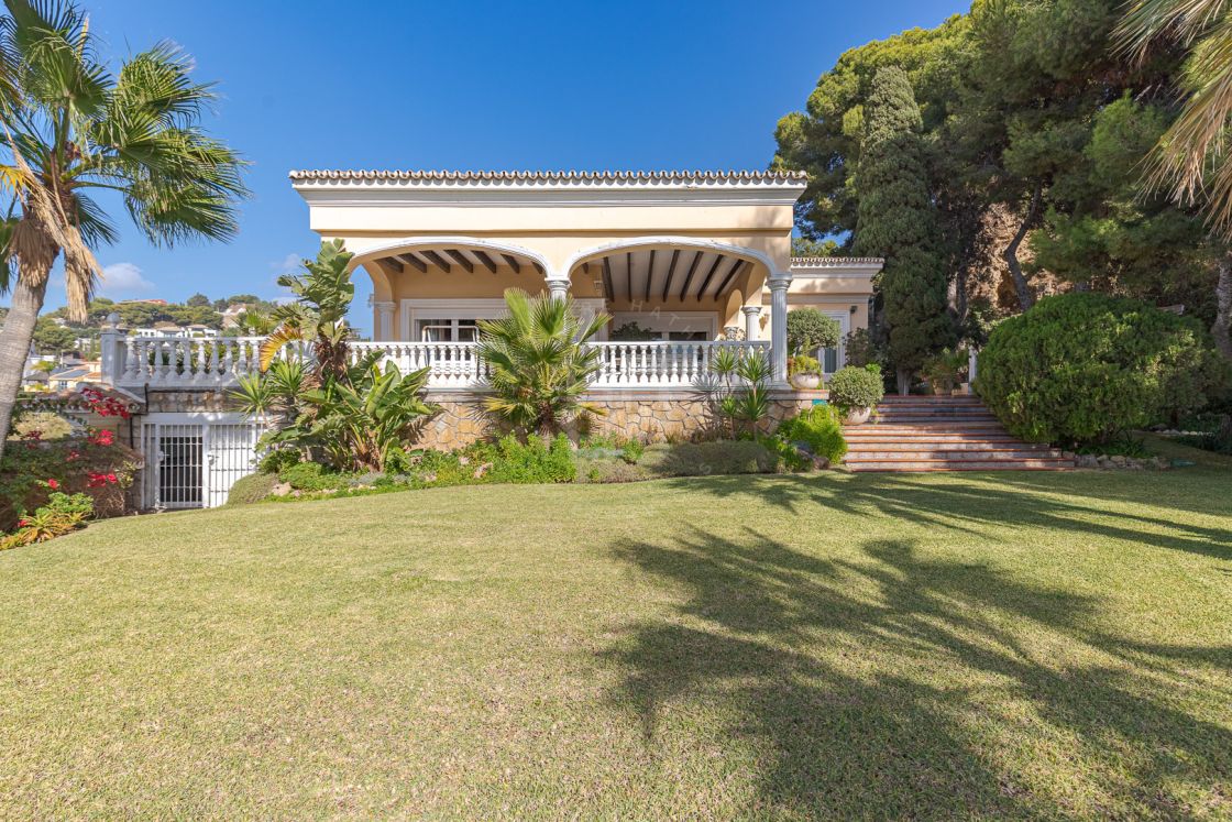 Exclusive villa with unbeatable sea views situated next to the beach in El Limonar