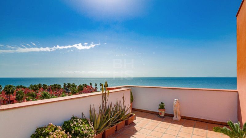 Beachfront duplex penthouse in Guadalmansa Playa, on the New Golden Mile