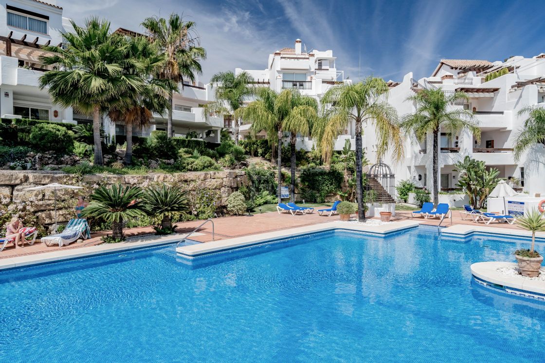 Spacious fully renovated apartment with sea views in Los Belvederes, Nueva Andalucía