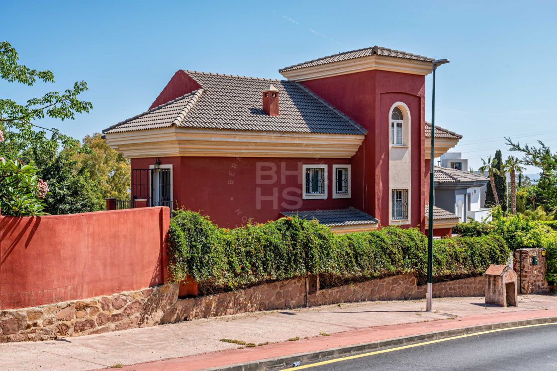 Splendid family villa with sea views in eastern Malaga
