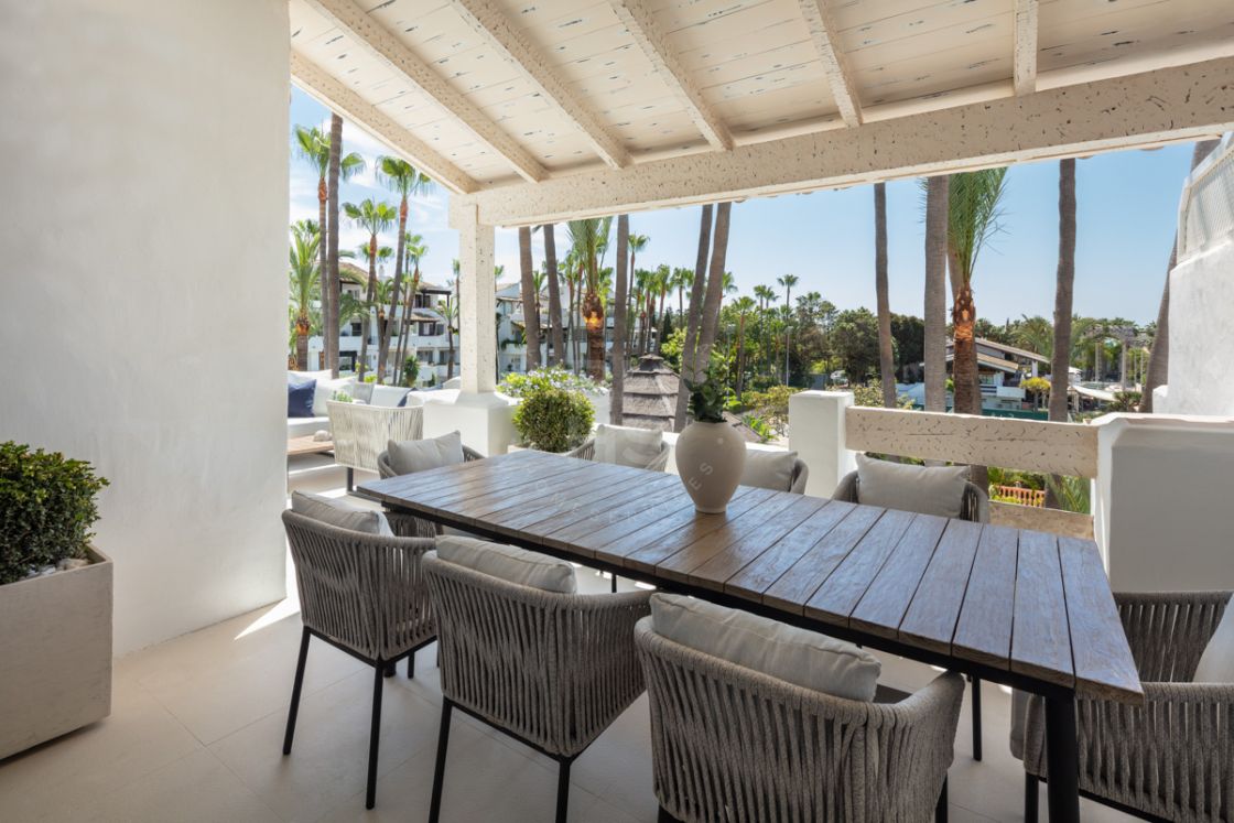 Impresionante ático dúplex totalmente renovado en Marina de Puente Romano, una exclusiva urbanización en primera línea de playa en la Milla de Oro de Marbella