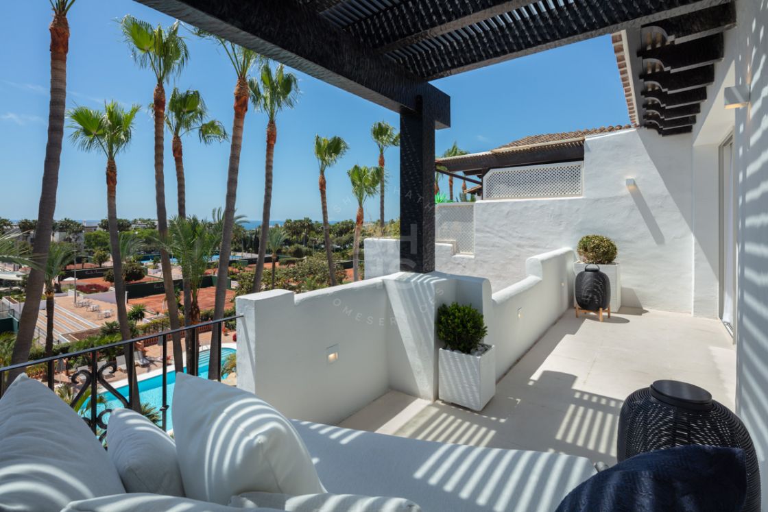 Stunning fully renovated duplex penthouse in the heart of the exclusive beachfront complex of Marina Puente Romano, Marbella’s Golden Mile