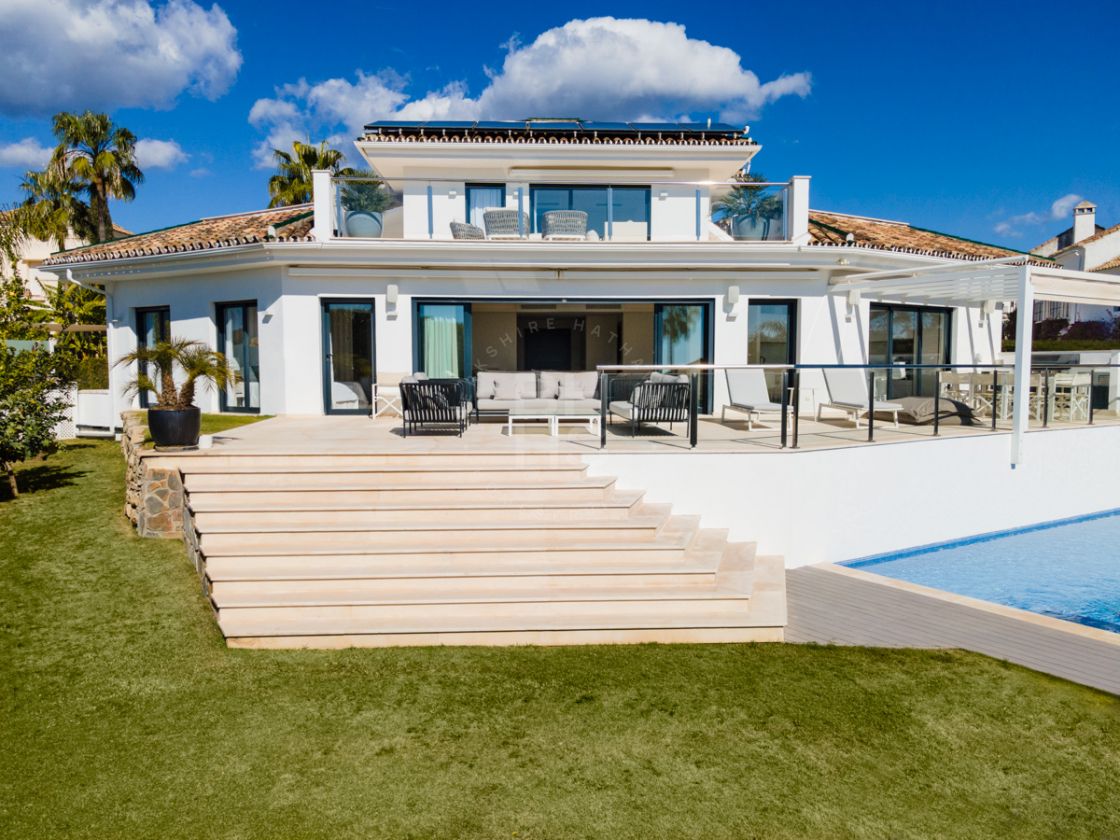 Villa totalmente reformada con orientación sur y vistas al mar en el Valle del Golf de Nueva Andalucía