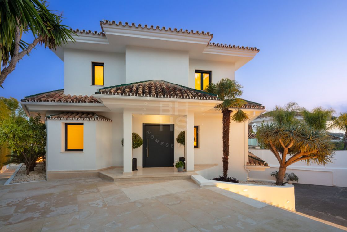 Villa totalmente reformada con orientación sur y vistas al mar en el Valle del Golf de Nueva Andalucía