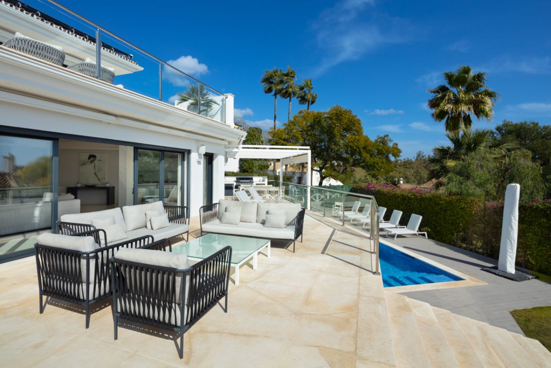 Villa totalmente reformada con orientación sur y vistas al mar en el Valle del Golf de Nueva Andalucía
