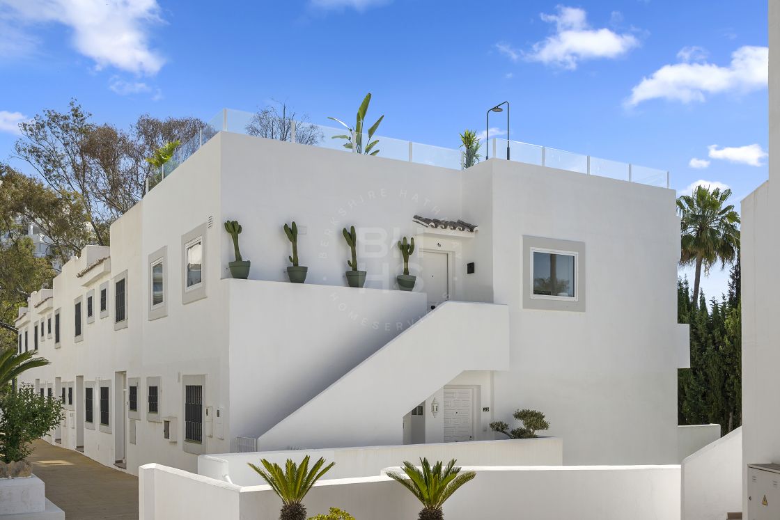Excelente vivienda de vacaciones y oportunidad de inversión: ático en Balcón del Golf, Nueva Andalucía