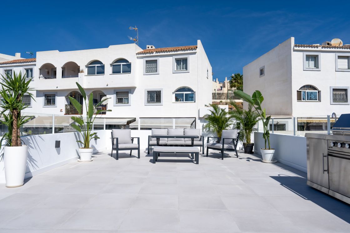 Excelente vivienda de vacaciones y oportunidad de inversión: ático en Balcón del Golf, Nueva Andalucía