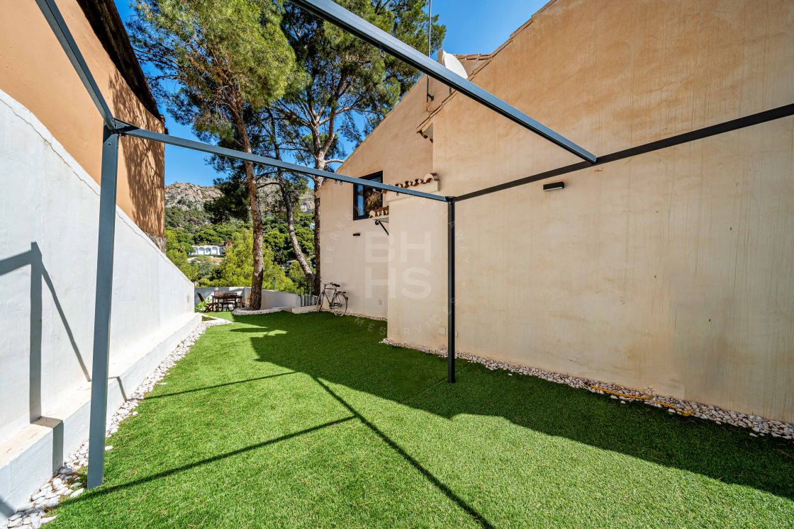 Exquisite luxury villa with sea views in a secure and peaceful setting of Pinares de San Anton