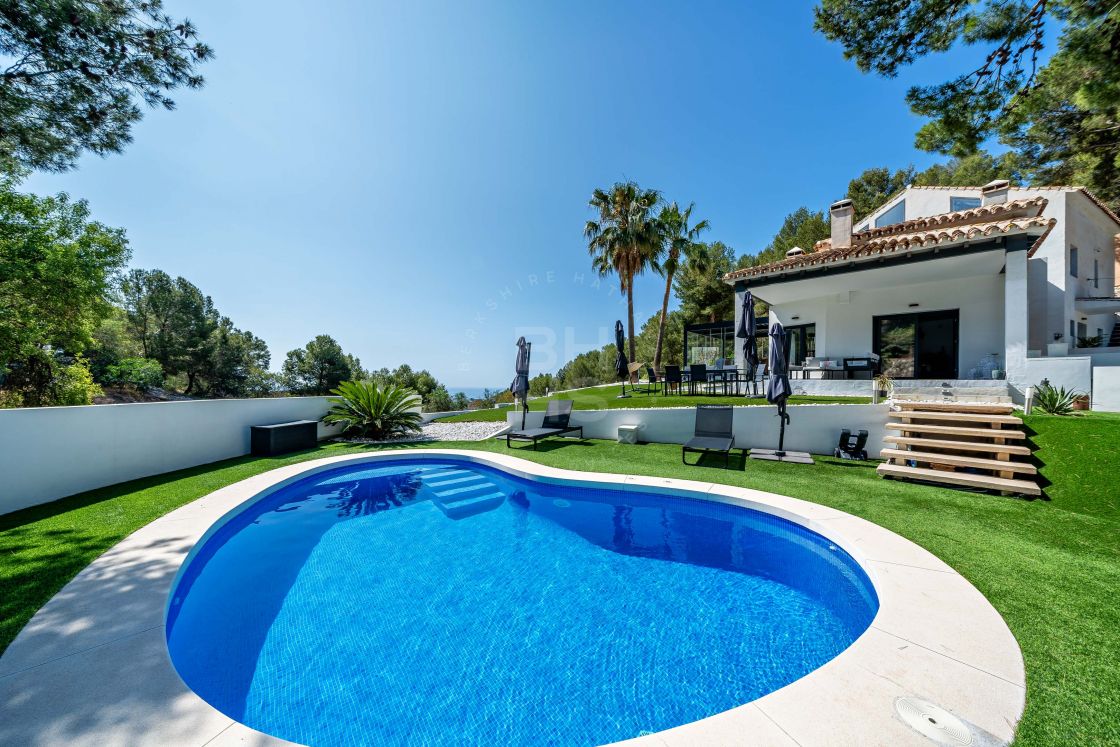 Exquisite luxury villa with sea views in a secure and peaceful setting of Pinares de San Anton