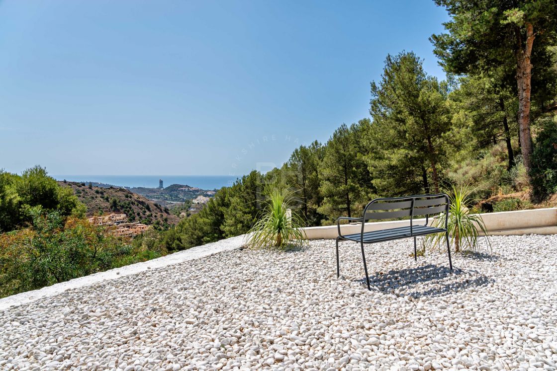 Exquisite luxury villa with sea views in a secure and peaceful setting of Pinares de San Anton