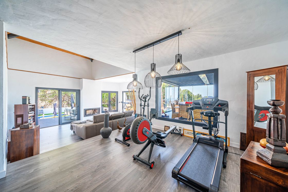 Exquisite luxury villa with sea views in a secure and peaceful setting of Pinares de San Anton
